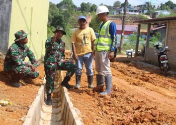 Dansatgas TMMD Letkol Inf Galih Bramantyo, SE, MSi didampingi Pasiter Kodim 0316/Batam, Lettu Inf Sahrudi dan Pasintel Kodim 0316/Batam, Kapten Inf, Harry Siregar saat melakukan Peninjauan di Kavlin Seraya Sambau Batam, Jumat (19/5/2023). (Dok. Darma)