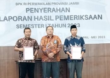 Bupati Tanjungjabung Timur, Romi Hariyanto, saat menerila LPH Opini WTP di Kantor BPK RI Jambi, Jumat (19/5/2023). (Foto: Diskominfo Tanjab Timur)