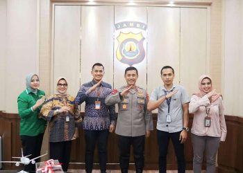 Kapolda Jambi, Irjen Pol. Rusdi Hartono terima kunjungan silaturahmi Direksi Garuda Indonesia dan Citilink Cabang Jambi di Mapolda Jambi, Jumat (19/05/2023). (Dok. Humas Polda Jambi)