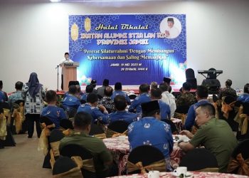 Gubernur Jambi, Al Haris, saat menghadiri kegiatan halal bihalal dengan Keluarga Besar Ikatan Alumni Sekolah Tinggi Ilmu Administrasi Lembaga Administrasi Negara (STIA-LAN) Republik Indonesia Provinsi Jambi di Rumah Kito Resort Hotel, Jumat (19/5/2023). (Foto: Diskominfo Provinsi Jambi/Harun)