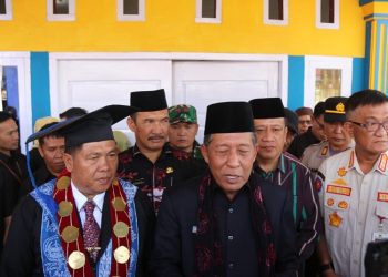 Wagub Abdullah Sani saat diwawancarai usai menghadiri wisuda sarjana administrasi negara ke XVII di Kampus II STIA Nusantara Sakti Sungai Penuh-Kerinci, Sabtu (20/05/2023). (Foto Diskominfo/Agus. S)