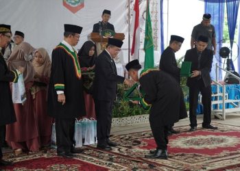 Gubernur Al Haris saat menghadiri Wisuda Santri Akhir Pondok Pesantren Karya Pembangunan Al-Hidayah Jambi, bertempat di Lapangan Santri Putra PKP Al-Hidayah Jambi, Sabtu (20/05/2023). (Foto: Diskominfo/Hori)