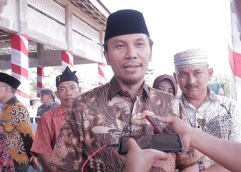 Ketua DPRD Provinsi Jambi, Edi Purwanto saat diwawancarai usai Halal Bi Halal Keluarga Besar PKJM di Pendopo PKJM, Bangko, Kabupaten Merangin, Sabtu (20/5/2023). (Dok. Humas DPRD Provinsi Jambi)