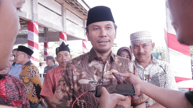 Ketua DPRD Provinsi Jambi, Edi Purwanto saat diwawancarai usai Halal Bi Halal Keluarga Besar PKJM di Pendopo PKJM, Bangko, Kabupaten Merangin, Sabtu (20/5/2023). (Dok. Humas DPRD Provinsi Jambi)