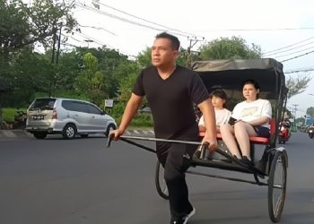Anggota Brimob Tarik Becak China di Jalanan Kota Jambi, Mirip Adegan Film Kungfu. (Foto: iNews/Azhari Sultan)