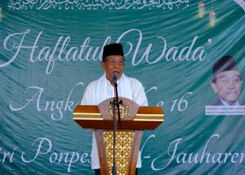 Wagub saat menghadiri dan mengikuti Haflatul Wada Angkatan ke-16 Santri di Ponpes Al-Jauharen, Sekoja, Senin (22/05/2023). (Foto: Diskominfo/Sopbirin)