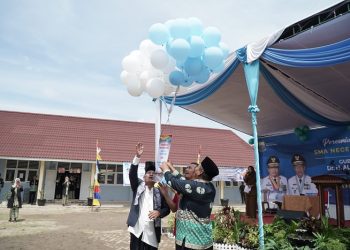 Pelepasan balon ke udara oleh Wagub Jambi, tanda gedung baru SMA 12 Kota Jambi sudah resmi beroperasi, Senin (22/5/2023). (Foto: Diskominfo Provinsi Jambi/Harun)
