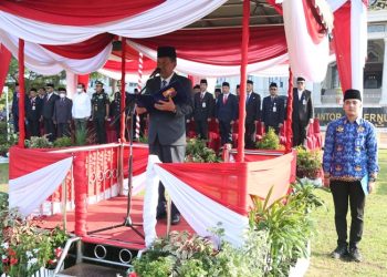 Wakil Gubernur Jambi, Abdullah Sani, berdiri di mimbar upacara dan membacakan sambutan dari Menteri Komunikasi dan Informatika Republik Indonesia, Senin (22/5/2023). (Foto: Diskominfo Provinsi Jambi/Agus)