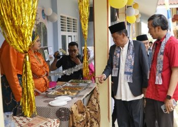 Ketua DPRD Provinsi Jambi, Edi Purwanto bersama Wagub Jambi, Abdullah Sani saat menghadiri peresmian gedung SMA Negeri 12 Kota Jambi, Senin (22/5/2023). [Dok. siklusjmabi/Bambang]