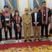 Gubernur Jambi, Al Haris, dan Ketua KONI Provinsi Jambi berfoto besama para atlet asal Jambi yang meraih medali pada SEA Games 2023. (Foto: Pariwara Jambi/Riky)