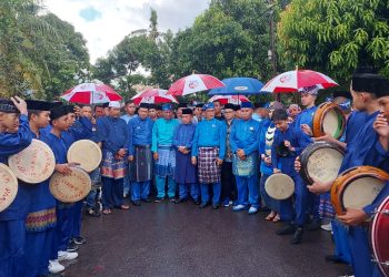 Arak - arakan puluhan kader DPW PAN)Provinsi Jambi yang akan mendaftarkan Bacaleg DPRD Provinsi Jambi di depan Kantor KPU Provinsi Jambi (Dok. siklusjambi)