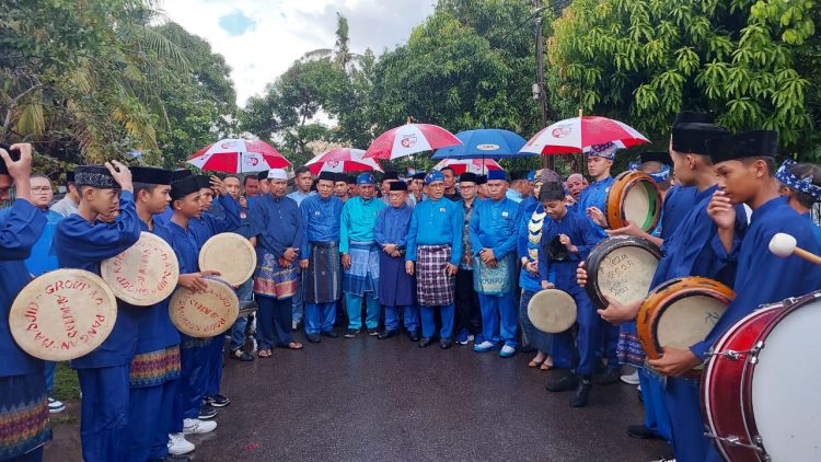 Arak - arakan puluhan kader DPW PAN)Provinsi Jambi yang akan mendaftarkan Bacaleg DPRD Provinsi Jambi di depan Kantor KPU Provinsi Jambi (Dok. siklusjambi)