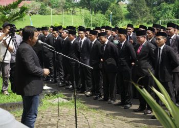 Romi Hariyanto saat pimpin Pengukuhan 204 guru fungsional di lapangan Kantor Bupati di Muarasabak, Senin (5/6/2023) (Dok. Siklusjambi/Bambang)