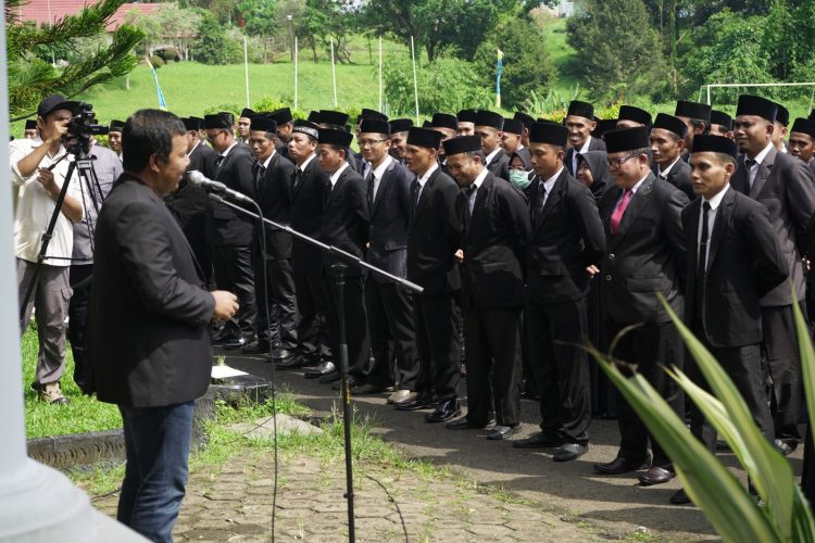 Romi Hariyanto saat pimpin Pengukuhan 204 guru fungsional di lapangan Kantor Bupati di Muarasabak, Senin (5/6/2023) (Dok. Siklusjambi/Bambang)