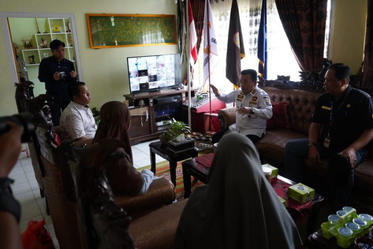 Gubernur Al Haris saat  melakukan pemantauan di SMA Negeri 1 Muaro Jambi, SMK Pertanian Pembangunan Jambi, Kamis (22/06/2023). (Foto: Novriansah - kominfo)