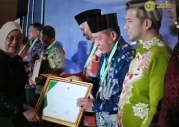 Wagub Abdullah Sani saat menerima penghargaan sebagai Pembina K3 Terbaik di Gedung The Tribrata, Jakarta, Kamis (22/06/2023). (Dok. Riki - Kominfo)