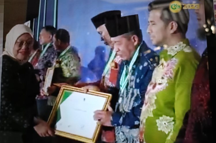 Wagub Abdullah Sani saat menerima penghargaan sebagai Pembina K3 Terbaik di Gedung The Tribrata, Jakarta, Kamis (22/06/2023). (Dok. Riki - Kominfo)