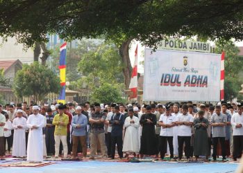 Pelaksanaan sholat Ied di Lapangan Mapolda Jambi, Kamis (29/6/23).(Dok. Humas Polda Jambi)