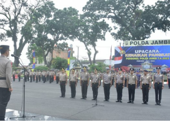 Kapolda saat pimpin upacara Kenaikan pangkat Personel Polda Jambi di Lapangan Hitam Mapolda Jambi, Jumat (30/6/2023).(Dok.Humas Polda Jambi)