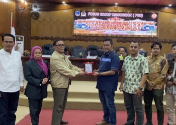 Penyerahan cinderamata pada kegiatan sosialisasi FGD di Aula Sekretariat DPRD Kabupaten Tanjung Jabung Barat, Selasa (20/06/2023). (Foto: siklusjambi)