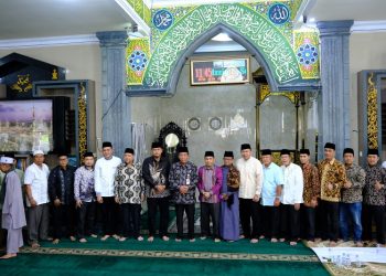 Abdullah Sani berfoto bersama usai kegiatan Halal Bihalal PB KABARI Tahun 1444 H/2023 M, di Masjid Salamah 16 Kota Jambi, Sabtu (03/06/2023). (Foto: Diskominfo/Sopbirin)
