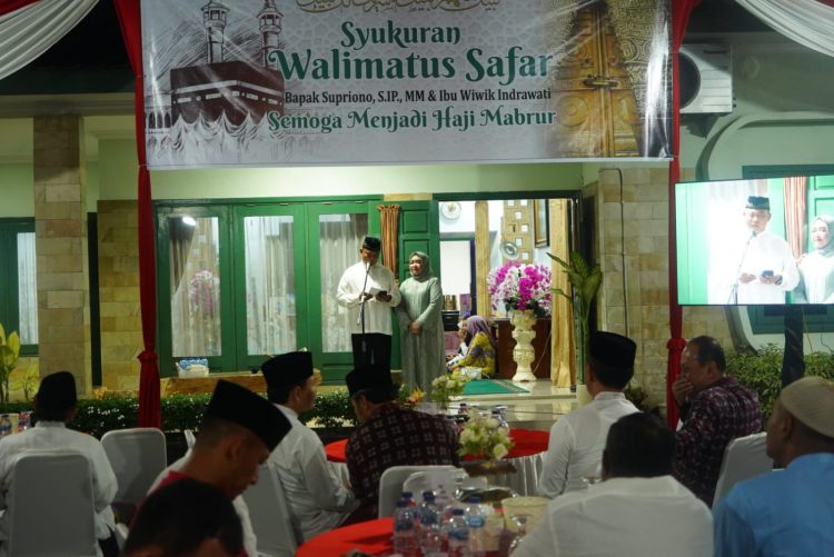 Syukuran Walimatus Safar Haji dalam rangka keberangkatan menunaikan Ibadah Haji 2023 bersama istri bertempat di rumah dinas Danrem, Kec. Danau Sipin, Kota Jambi, Minggu (4/6/2023). (Foto: Penrem 042/Gapu)