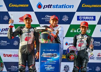 Pebalap binaan AHM Decksa Almer Alfarezel (tengah) berhasil meraih double podium tertinggi pada ajang Thailand Talent Cup (TTC) 2023 seri ketiga yang diselenggarakan di Chang International Circuit, Buriram, Thailand (3-4/6-2023). (Dok. AHM)