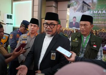 Sekda Provinsi Jambi, Sudirman saat diwawancarai usai acara Pelepasan Pemberangkatan Jemaah Calon Haji Kloter 17, di Asrama Haji Kota Baru Jambi, Senin (05/06/2023). (Foto: Diskominfo/Novriansah)