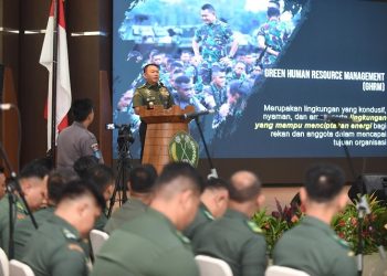 Kasad, Jenderal TNI Dr. Dudung Abdurachman saat memberikan Kuliah Umum serta meresmikan peluncuran aplikasi SISTER-SIAKAD STHM pada Dies Natalies ke-71 STHM,di Aula Pusat Zeni Angkatan Darat (Pusziad), Jakarta, Senin (5/6/2023). (Dok. Dispenad)