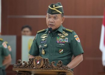 Kasad Jenderal TNI Dr. Dudung Abdurachman saat menerima laporan korps kenaikan pangkat 32 Perwira Tinggi (Pati) TNI Angkatan Darat, di Guest House TNI AD, Cilangkap, Jakarta, Senin (5/6/2023). (Dok. Dispenad)