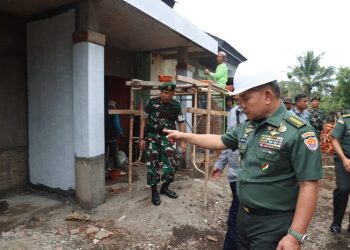Kasad Jenderal TNI Dr. Dudung Abdurachman saat meninjau pembangunan perumahan prajurit Batalyon Infanteri Raider 323/Buaya Putih, di Kota Banjar, Jawa Barat, Selasa (06/06/2023). (Dok. Dispenad)