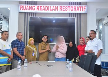 Restorative justice kasus siswi SMP yang akun tiktoknya dilaporkan oleh Pemkot Jambi di ruang pertemuan Ditreskrimsus Polda Jambi, Selasa (06/05/2023). (Dok. Humas Polda Jambi)