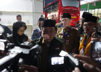 Gubenur Al Haris saat diwawancarai usai melepas jemaah haji kloter 2 embarkasi Antara Provinsi Jambi tahun 1444 Hijriah di Asrama Haji Jambi, Selasa (06/06/2023). (Foto: Diskominfo/Novriansah)