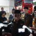 Gubenur Al Haris saat diwawancarai usai melepas jemaah haji kloter 2 embarkasi Antara Provinsi Jambi tahun 1444 Hijriah di Asrama Haji Jambi, Selasa (06/06/2023). (Foto: Diskominfo/Novriansah)