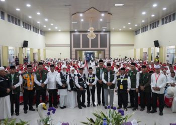 Acara pelepasan jemaah haji Embarkasi antara Provinsi jambi tahun 1444 Hijriah, dari Kabupaten Merangin dan Sarolangun di Asrama Haji Jambi, Kamis malam (08/06/2023). (Foto: Diskominfo/Novriansah)