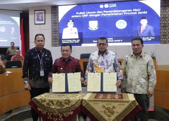 Al Haris tandatangani nota kesepahaman dengan UNP di Ruang Senat Lantai 4 Universitas Negeri Padang (UNP), Sabtu (10/06/2023). (Foto: Diskominfo/Agus Suprianto)
