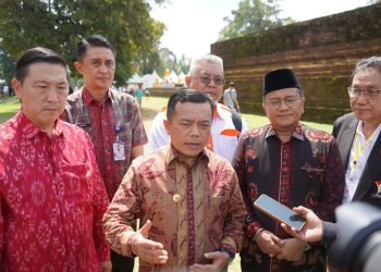 Gubernur Al Haris saat diwawancarai di Kompleks Candi Muara Jambi (Arena Candi Kedaton), Minggu (11/06/2023) (Dok. Novriansyah -Kominfo)