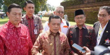 Gubernur Al Haris saat diwawancarai di Kompleks Candi Muara Jambi (Arena Candi Kedaton), Minggu (11/06/2023) (Dok. Novriansyah -Kominfo)