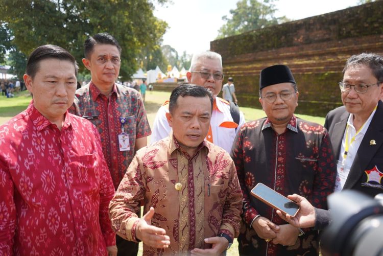 Gubernur Al Haris saat diwawancarai di Kompleks Candi Muara Jambi (Arena Candi Kedaton), Minggu (11/06/2023) (Dok. Novriansyah -Kominfo)