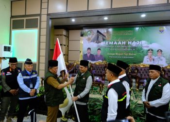 Penyerahan bendera kepada ketua rombongan di Asrama Haji oleh Wakil Gubernur Jambi H. Abdullah Sani, Senin (12/06/2023). (Foto : Novriansah - Kominfo)
