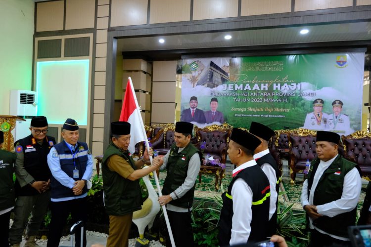 Penyerahan bendera kepada ketua rombongan di Asrama Haji oleh Wakil Gubernur Jambi H. Abdullah Sani, Senin (12/06/2023). (Foto : Novriansah - Kominfo)