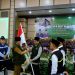 Penyerahan bendera kepada ketua rombongan di Asrama Haji oleh Wakil Gubernur Jambi H. Abdullah Sani, Senin (12/06/2023). (Foto : Novriansah - Kominfo)