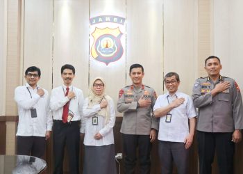 Kapolda Jambi Terima Kunjungan Silaturahmi Kakanwil DJP Sumbar-Jambi di ruang kerjanya pada Senin, (12/06/2023). (Dok. Humas Polda Jambi)