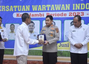 Kabid Humas Polda Jambi, Kombes Pol. Mulia Prianto menerima Plakat Cinderamata yang diserahkan langsung Ketua PWI Provinsi Jambi H Ridwan Agus Depati di Gedung Dharana Lastarya BNNP Jambi, Senin (12/06/2023) (Dok. Humas Polda Jambi)