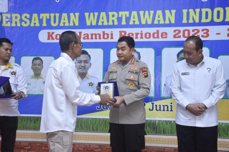 Kabid Humas Polda Jambi, Kombes Pol. Mulia Prianto menerima Plakat Cinderamata yang diserahkan langsung Ketua PWI Provinsi Jambi H Ridwan Agus Depati di Gedung Dharana Lastarya BNNP Jambi, Senin (12/06/2023) (Dok. Humas Polda Jambi)