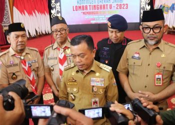 Gubernur Al Haris saat diwawancarai usai melepas Kontingen Pramuka Provinsi Jambi Tingkat V Nasional tahun 2023 di Auditorium Rumah Dinas Gubernur Jambi, Selasa (13/06/2023). (Foto: Diskominfo/Agus)