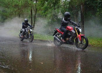 Ilustrasi Berkendara Motor saat Hujan (Dok. sinsen)
