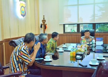 Kapolda Terima Kunjungan Silaturahmi Direksi PT Pelindo Jambi dan rombongan di ruang kerjanya pada Rabu, (14/06/2023). (Dok. Humas Polda Jambi)