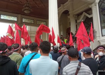 Ratusan petani yang tergabung dalam Kelompok Tani Sejahtera Jaya Bersama (KTSJB) berunjuk rasa di kantor Gubernur Jambi. Kamis (15/06/2023). (Dok. siklusjambi/Bambang)