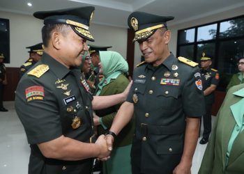 Kasad Jenderal TNI Dr. Dudung Abdurachman menerima laporan Kenaikan Pangkat 18 Pati TNI AD, di Guest House TNI AD, Cilangkap, Jakarta, Kamis (15/6/2023). (Dispenad)